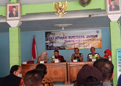 Pelatihan Budidaya Jamur di Desa Jeruklegi Wetan: Peningkatan Kemampuan Petani Lokal