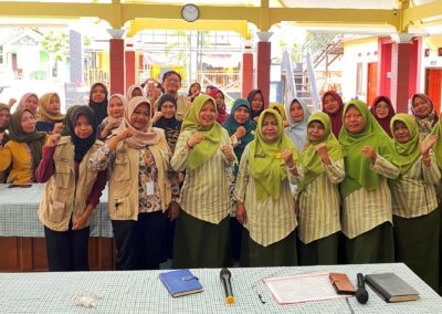 Dorong Pemanfaatan Potensi Lokal, Mahasiswa KKN UNS Gelar Sosialisasi Lilin Aromaterapi Minyak Kayu Putih