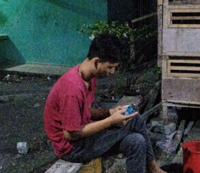 BAHAYA BERMAIN HANDPHONE: DAMPAK NEGATIF TERHADAP KESEHATAN DAN KEPERCIAYAAN DIRI
