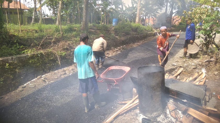 Desa Jeruklegi Wetan Memulai Proyek Pengaspalan Jalan untuk Peningkatan Aksesibilitas Masyarakat